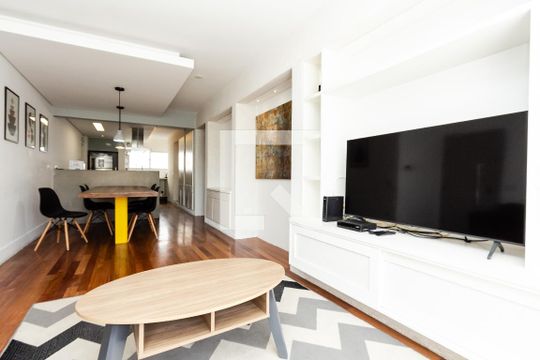 Apartamento mobiliado à venda no Itaim Bibi, com 3 quartos. Ótima oportunidade para comprar seu imóvel em São Paulo. — Sala