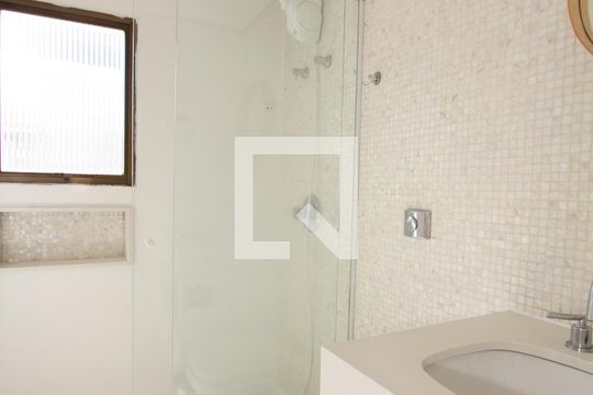 Apartamento mobiliado à venda no Itaim Bibi, com 3 quartos. Ótima oportunidade para comprar seu imóvel em São Paulo. — Banheiro da Suíte