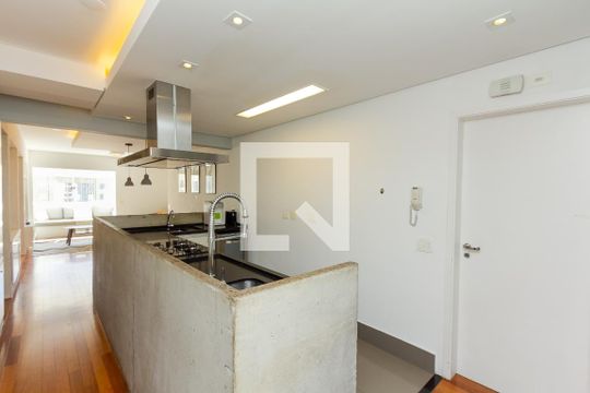 Apartamento mobiliado à venda no Itaim Bibi, com 3 quartos. Ótima oportunidade para comprar seu imóvel em São Paulo. — Cozinha