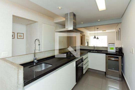 Apartamento mobiliado à venda no Itaim Bibi, com 3 quartos. Ótima oportunidade para comprar seu imóvel em São Paulo. — Cozinha