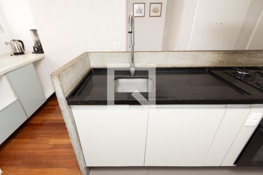 Apartamento mobiliado à venda no Itaim Bibi, com 3 quartos. Ótima oportunidade para comprar seu imóvel em São Paulo. — Cozinha
