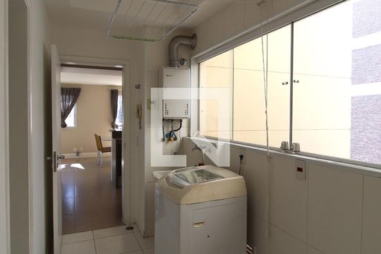 Venda de apartamento mobiliado com 3 quartos. — Área de Serviço