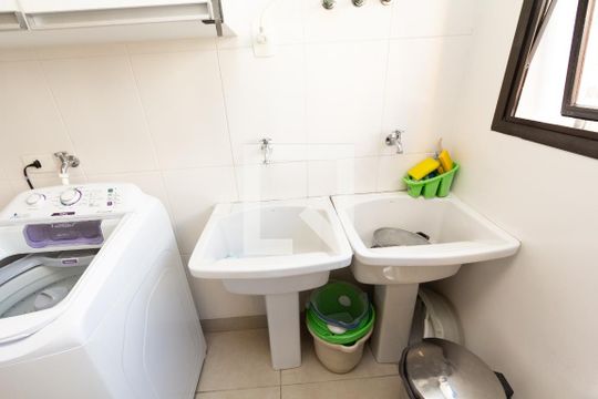 Apartamento com varanda, 4 quartos, piscina no condomínio. Excelente compra. — Área de Serviço