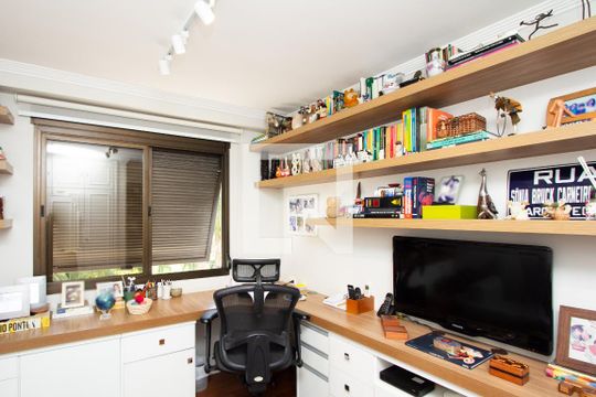 Apartamento com varanda, 4 quartos, piscina no condomínio. Excelente compra. — Quarto 1