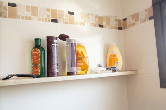 Apartamento com varanda, 4 quartos, piscina no condomínio. Excelente compra. — Banheiro da Suíte 2