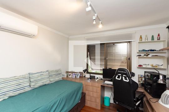 Apartamento com varanda, 4 quartos, piscina no condomínio. Excelente compra. — Suíte 2