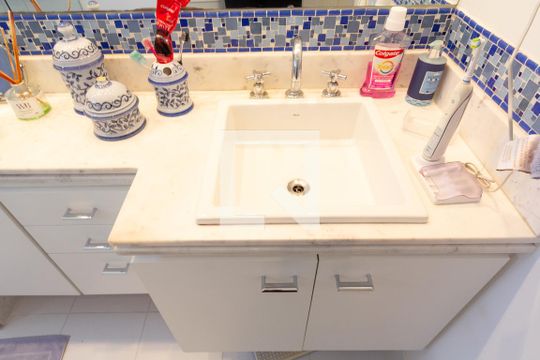 Apartamento com varanda, 4 quartos, piscina no condomínio. Excelente compra. — Banheiro da Suíte 1