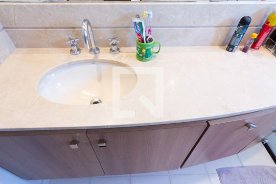 Apartamento com varanda, 4 quartos, piscina no condomínio. Excelente compra. — Banheiro da Suíte 2