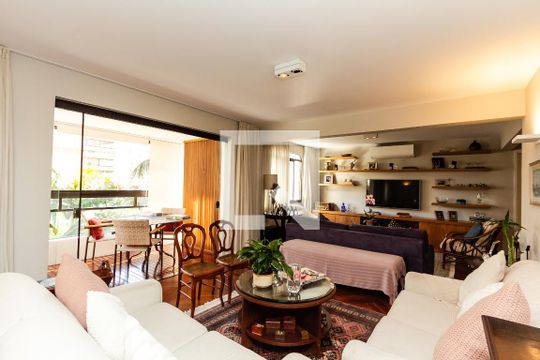 Apartamento com varanda, 4 quartos, piscina no condomínio. Excelente compra. — Sala