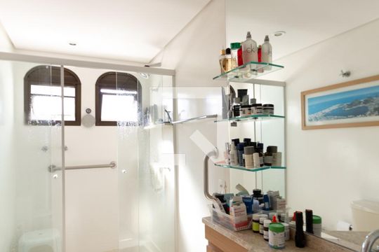 Apartamento com varanda, 4 quartos, piscina no condomínio. Excelente compra. — Banheiro