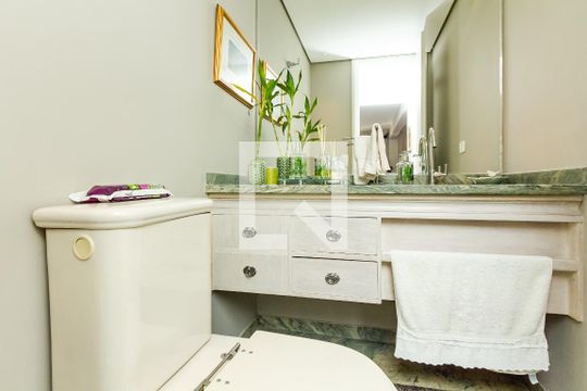 Apartamento com varanda, 4 quartos, piscina no condomínio. Excelente compra. — Lavabo