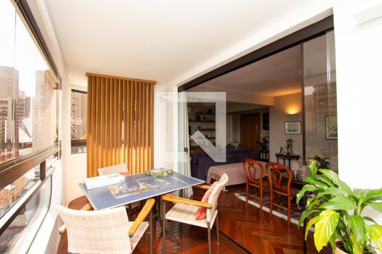 Apartamento com varanda, 4 quartos, piscina no condomínio. Excelente compra. — Sala