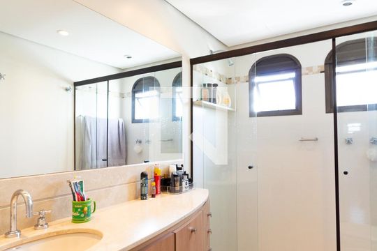 Apartamento com varanda, 4 quartos, piscina no condomínio. Excelente compra. — Banheiro da Suíte 2