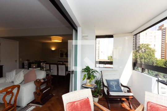 Apartamento com varanda, 4 quartos, piscina no condomínio. Excelente compra. — Sala