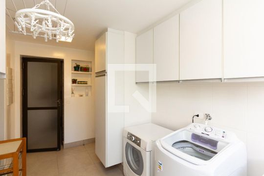 Apartamento com varanda, 4 quartos, piscina no condomínio. Excelente compra. — Área de Serviço