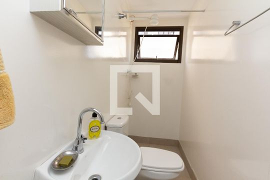 Apartamento com varanda, 4 quartos, piscina no condomínio. Excelente compra. — Banheiro de serviço