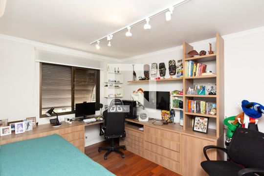 Apartamento com varanda, 4 quartos, piscina no condomínio. Excelente compra. — Suíte 2