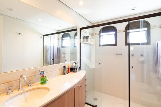 Apartamento com varanda, 4 quartos, piscina no condomínio. Excelente compra. — Banheiro da Suíte 2