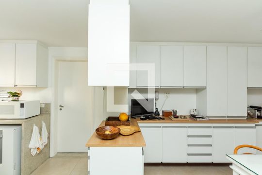 Apartamento com varanda, 4 quartos, piscina no condomínio. Excelente compra. — Cozinha