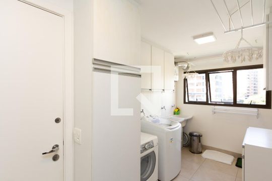Apartamento com varanda, 4 quartos, piscina no condomínio. Excelente compra. — Área de Serviço
