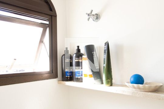 Apartamento com varanda, 4 quartos, piscina no condomínio. Excelente compra. — Banheiro