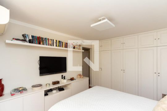 Apartamento com varanda, 4 quartos, piscina no condomínio. Excelente compra. — Suíte 1