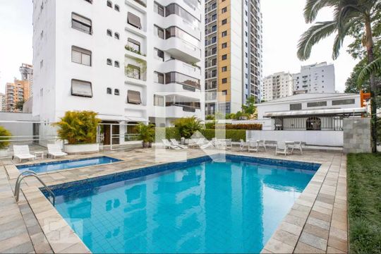 Apartamento com varanda, 4 quartos, piscina no condomínio. Excelente compra. — Área comum - Piscina