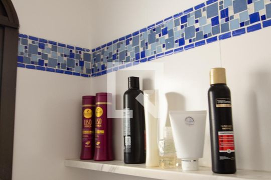Apartamento com varanda, 4 quartos, piscina no condomínio. Excelente compra. — Banheiro da Suíte 1