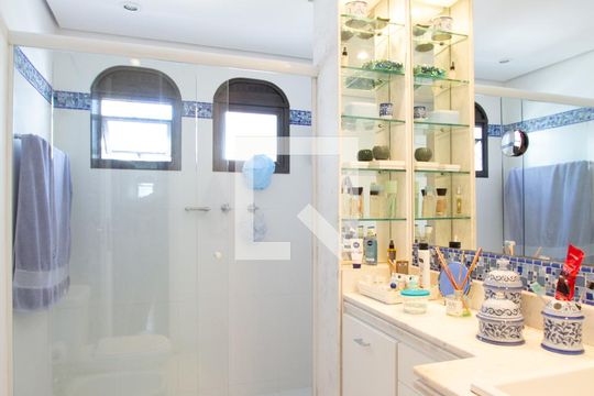 Apartamento com varanda, 4 quartos, piscina no condomínio. Excelente compra. — Banheiro da Suíte 1