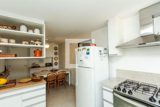 Apartamento com varanda, 4 quartos, piscina no condomínio. Excelente compra. — Cozinha