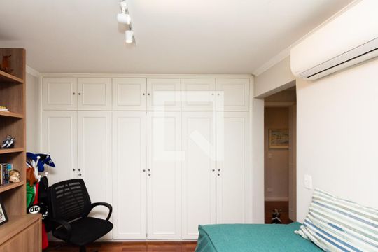 Apartamento com varanda, 4 quartos, piscina no condomínio. Excelente compra. — Suíte 2