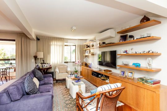 Apartamento com varanda, 4 quartos, piscina no condomínio. Excelente compra. — Sala