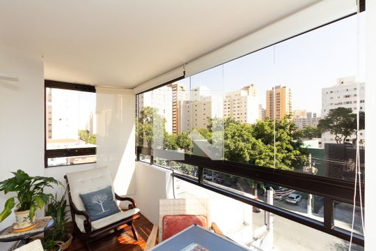 Apartamento com varanda, 4 quartos, piscina no condomínio. Excelente compra. — Sala