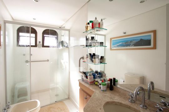 Apartamento com varanda, 4 quartos, piscina no condomínio. Excelente compra. — Banheiro