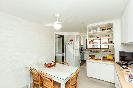 Apartamento com varanda, 4 quartos, piscina no condomínio. Excelente compra. — Cozinha