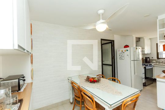 Apartamento com varanda, 4 quartos, piscina no condomínio. Excelente compra. — Cozinha