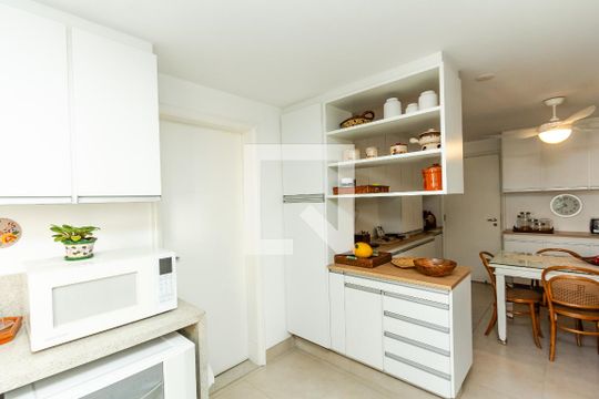 Apartamento com varanda, 4 quartos, piscina no condomínio. Excelente compra. — Cozinha