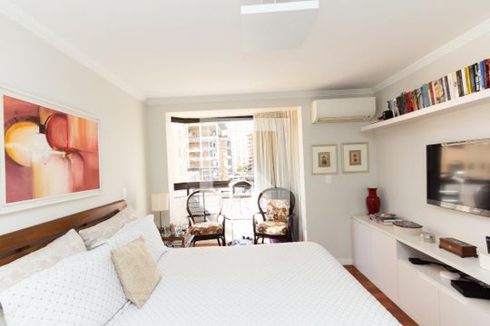Apartamento com varanda, 4 quartos, piscina no condomínio. Excelente compra. — Suíte 1