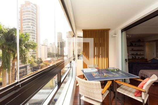 Apartamento com varanda, 4 quartos, piscina no condomínio. Excelente compra. — Sala