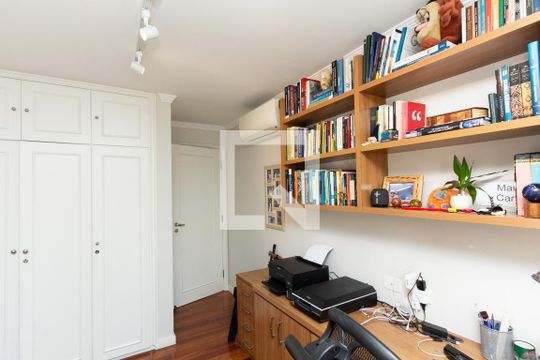 Apartamento com varanda, 4 quartos, piscina no condomínio. Excelente compra. — Quarto 2