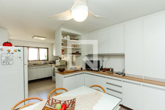 Apartamento com varanda, 4 quartos, piscina no condomínio. Excelente compra. — Cozinha