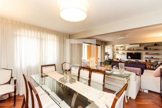Apartamento com varanda, 4 quartos, piscina no condomínio. Excelente compra. — Sala