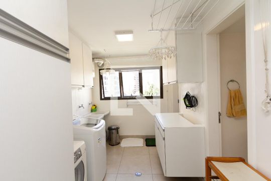 Apartamento com varanda, 4 quartos, piscina no condomínio. Excelente compra. — Área de Serviço