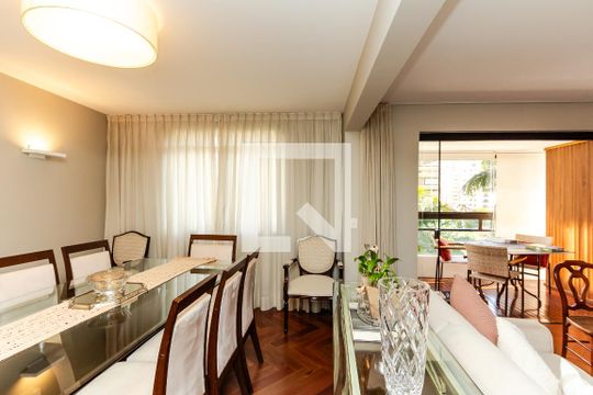 Apartamento com varanda, 4 quartos, piscina no condomínio. Excelente compra. — Sala