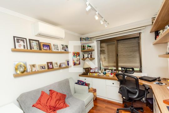 Apartamento com varanda, 4 quartos, piscina no condomínio. Excelente compra. — Quarto 1