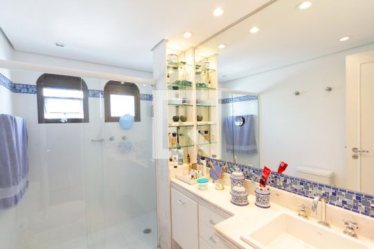Apartamento com varanda, 4 quartos, piscina no condomínio. Excelente compra. — Banheiro da Suíte 1