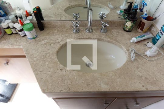 Apartamento com varanda, 4 quartos, piscina no condomínio. Excelente compra. — Banheiro