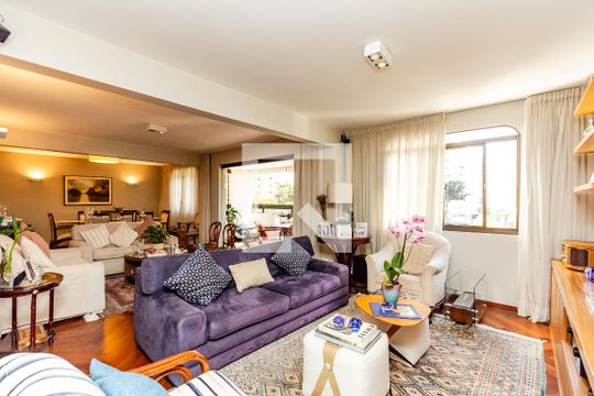 Apartamento com varanda, 4 quartos, piscina no condomínio. Excelente compra. — Sala