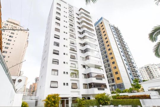 Apartamento com varanda, 4 quartos, piscina no condomínio. Excelente compra. — Fachada