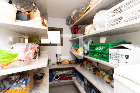 Apartamento com varanda, 4 quartos, piscina no condomínio. Excelente compra. — Despensa